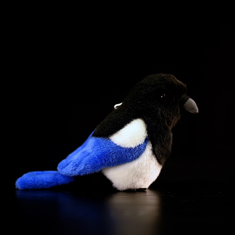 Lifelike Magpie Bird Plushie — photo 3
