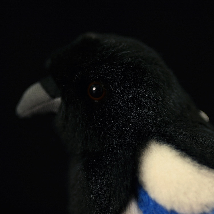 Lifelike Magpie Bird Plushie — photo 5